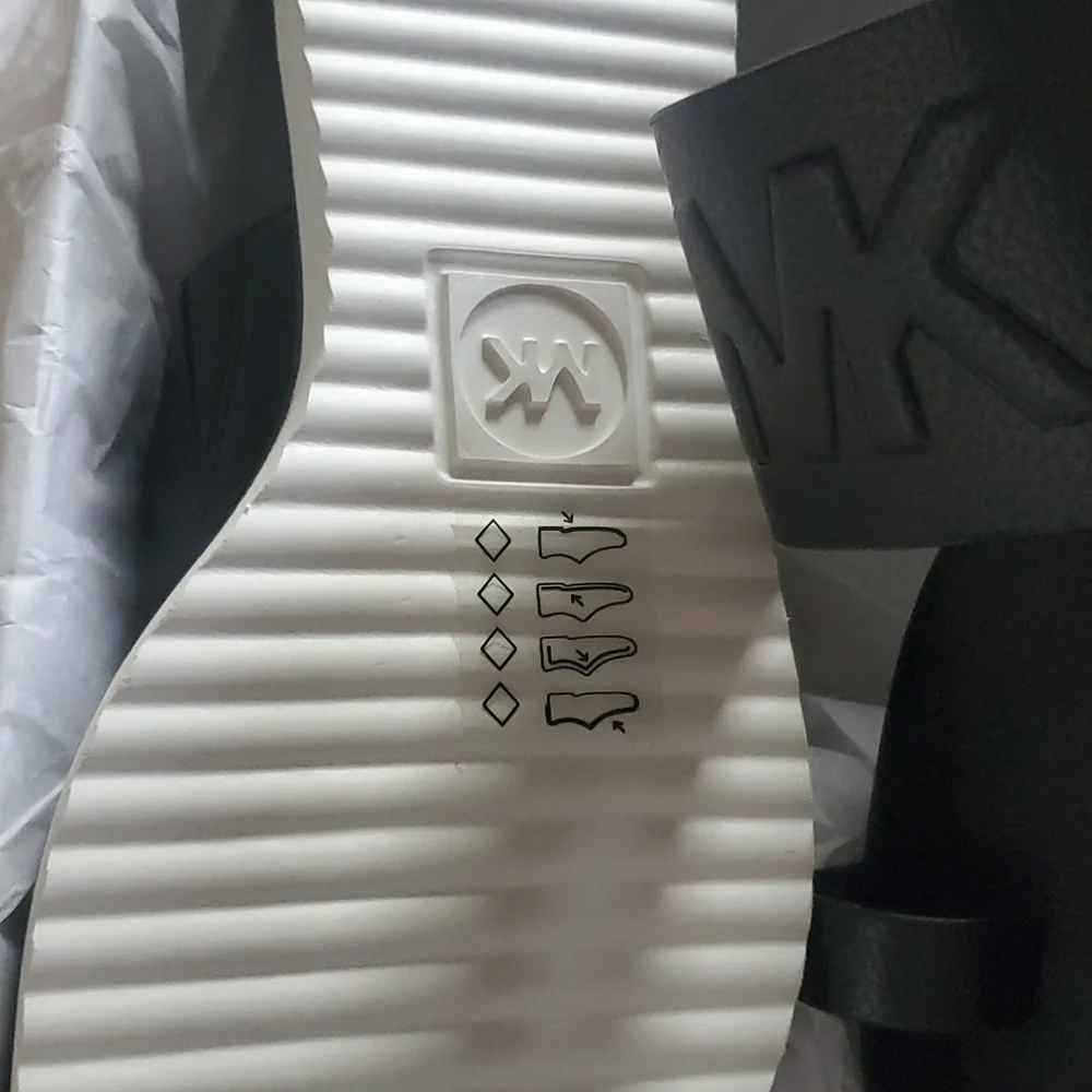 Michael kors gorgeous leather thong sandal black gorgeous comfy I own one